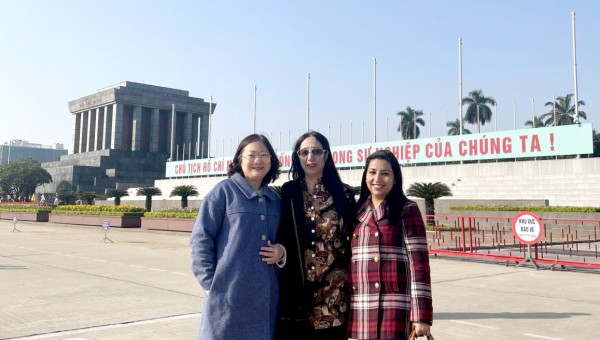 Đối tác của Trung tâm Nghiên cứu Ấn Độ thăm khu di tích Chủ tịch Hồ Chí Minh